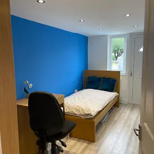 One Bedroom In Spacious Bungalow, Free Parking & Private Entrance Homestay Edinburgh